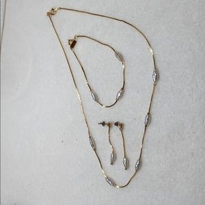 Gold plated necklace/bracelet/earrings w/pearls